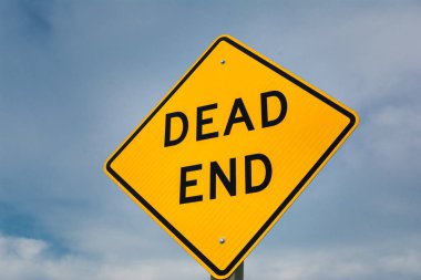 Çıkmaz yol işareti kırsal Illinois öğleden sonra ışıkta parlayan.