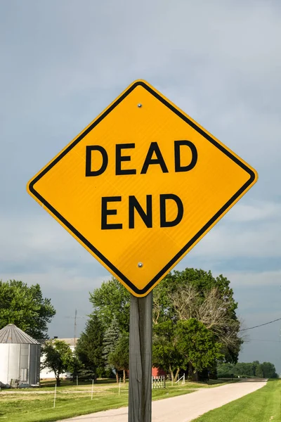 Çıkmaz yol işareti kırsal Illinois öğleden sonra ışıkta parlayan.