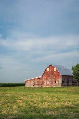 Bir çalışma grubundaki kırsal Illinois rustik eski kırmızı ahır.
