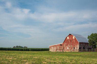 Bir çalışma grubundaki kırsal Illinois rustik eski kırmızı ahır.