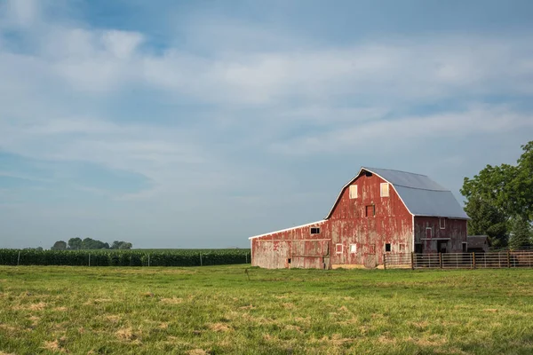 Bir çalışma grubundaki kırsal Illinois rustik eski kırmızı ahır.