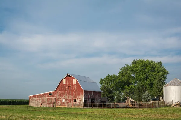 Rustico Vecchio Fienile Rosso Una Fattoria Lavoro Illinois Rurale — Foto Stock