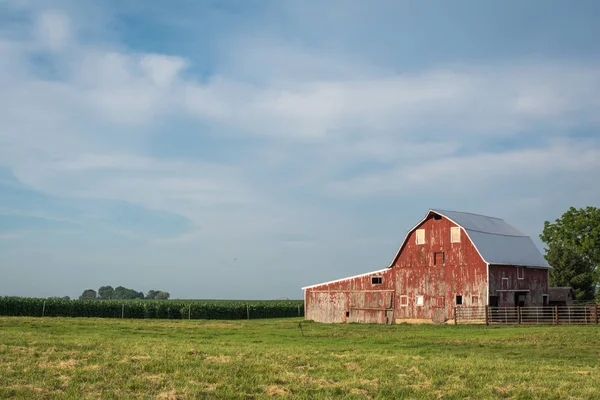 Bir çalışma grubundaki kırsal Illinois rustik eski kırmızı ahır.