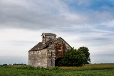 Harap ve büyümüş ahır günbatımı kırsal Illinois yaklaşıyor.  