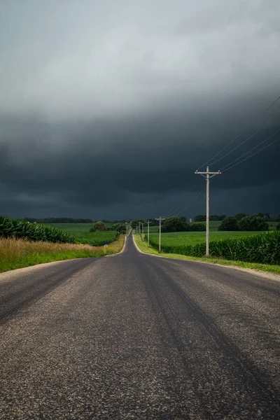 Mirando Por Carril Rural Del Medio Oeste Con Campos Maíz — Foto de Stock