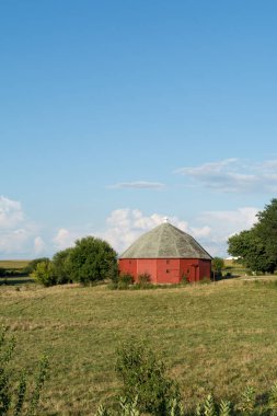 benzersiz yuvarlak kırmızı ahır kırsal Illinois açık tarım arazileri çevrili.