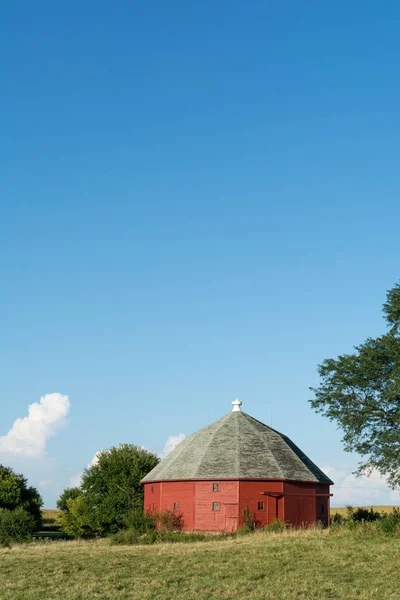 Unique Grange Ronde Rouge Entourée Terres Agricoles Ouvertes Dans Illinois — Photo