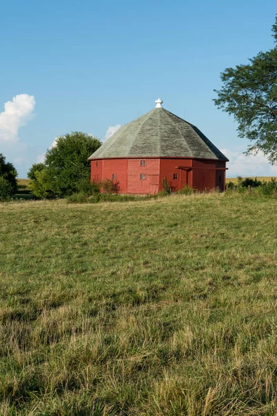 Unique Grange Ronde Rouge Entourée Terres Agricoles Ouvertes Dans Illinois — Photo