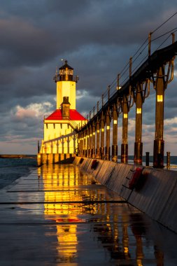 Güneş ışığı ve sabah erken güneşte parlayan yansımaları. Michigan city deniz feneri, Indiana, ABD.