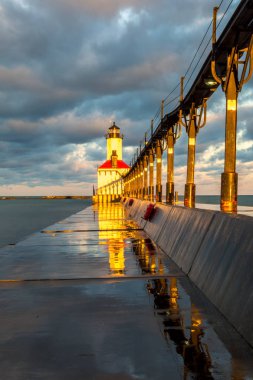 Güneş ışığı ve sabah erken güneşte parlayan yansımaları. Michigan city deniz feneri, Indiana, ABD.