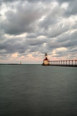 Michigan city deniz feneri doğru podyum boyunca şafakta arıyorum. Indiana, ABD.