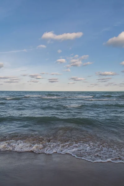海浪在密歇根湖岸边拍打 印第安纳州沙丘州立公园 印第安纳州 — 图库照片