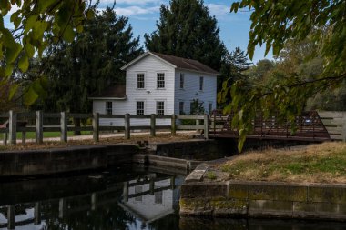 Ben ev ve kırsal Illinois M (Illinois ve Michigan) Kanal. Sonbahar renkleri ve arkasında güneş.
