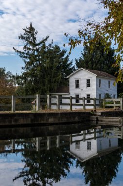Ben ev ve kırsal Illinois M (Illinois ve Michigan) Kanal. Sonbahar renkleri ve arkasında güneş.