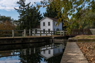 Ben ev ve kırsal Illinois M (Illinois ve Michigan) Kanal. Sonbahar renkleri ve arkasında güneş.