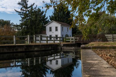 Ben ev ve kırsal Illinois M (Illinois ve Michigan) Kanal. Sonbahar renkleri ve arkasında güneş.