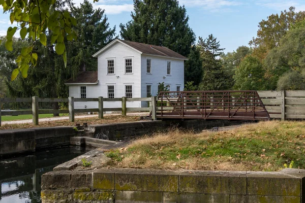 Ben ev ve kırsal Illinois M (Illinois ve Michigan) Kanal. Sonbahar renkleri ve arkasında güneş.