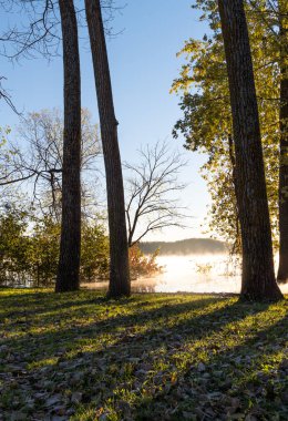 Mississippi Nehri manzaralı bir ayaz sabahı gündoğumu ve sabah sis. Bellevue, Iowa.
