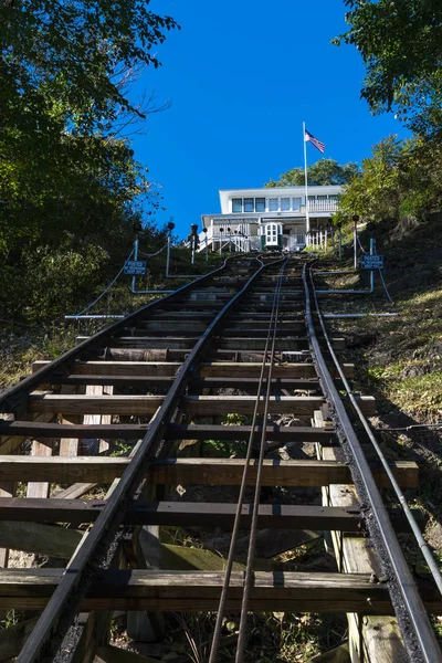 Dar hat Füniküler demiryolu, Dubuque, Iowa. Bu tren en kısa, en dik doğal demiryolu çağrıldı.