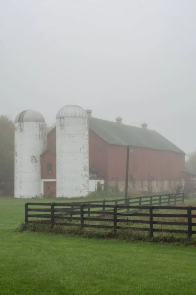 Αγροτική Wisconsin Εκμετάλλευση Την Πτώση Ομίχλη Πρωί — Φωτογραφία Αρχείου