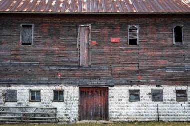 Eski ahır/outbuildings bir kırsal midwest çiftlikte yıpranmış. Plano, Illinois.