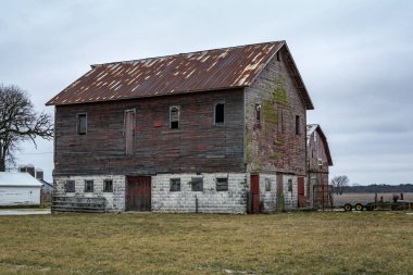 Eski ahır/outbuildings bir kırsal midwest çiftlikte yıpranmış. Plano, Illinois.