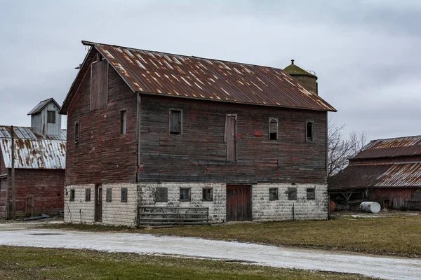 中西部一个农村农场上的古老风化的谷仓建筑 普莱诺 伊利诺伊州 — 图库照片