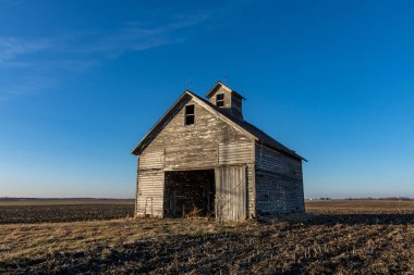 İzole midwest ahır günbatımı yaklaşan bir soğuk kış gününde.