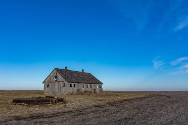 Soğuk bir kış gününde kırsal Midwest izole terk edilmiş çiftlik. 
