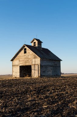 İzole midwest ahır günbatımı yaklaşan bir soğuk kış gününde.