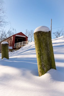 Kar sürüklenir bir son derece soğuk kışlar gün itibariyle tarihsel kırmızı kapalı köprü Princeton, Illinois çit mesaj karşı