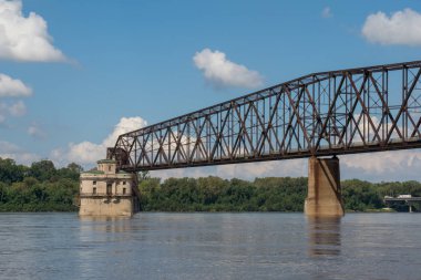 Mississippi Nehri yaşlı kayalar zinciri köprüden tarihi rota 66 kısmını bir zamanlar.