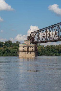 Mississippi Nehri yaşlı kayalar zinciri köprüden tarihi rota 66 kısmını bir zamanlar.