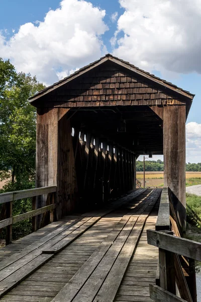 イリノイ州の古い未使用の覆われた橋 — ストック写真