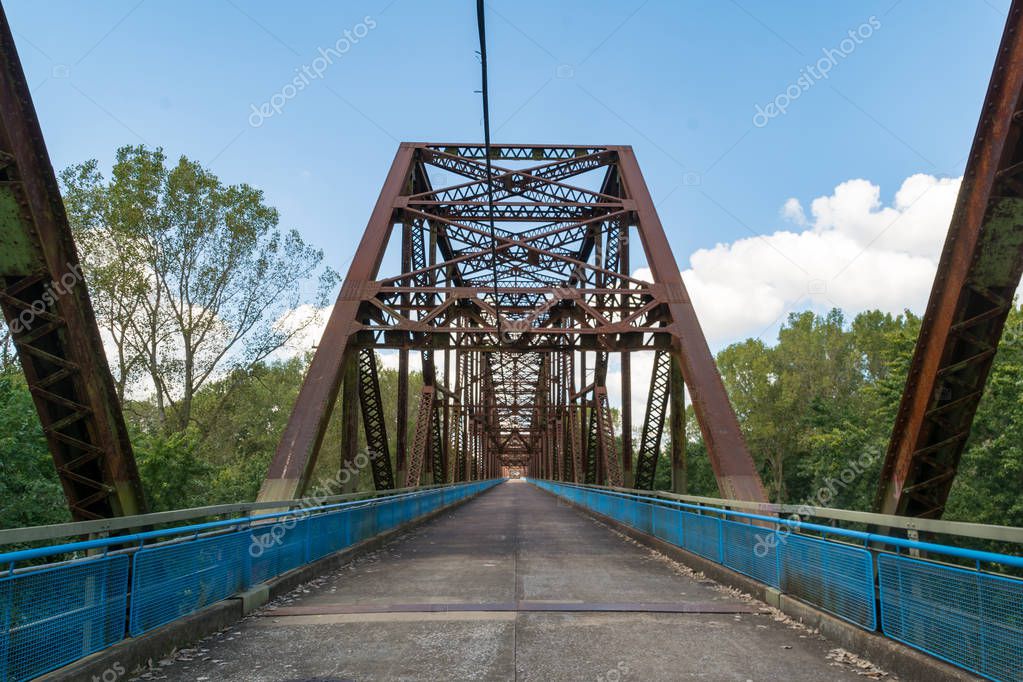 El viejo puente de la Cadena de Rocas sobre el río Misisipi fue una vez