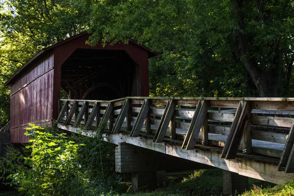 古いシュガー クリークの覆われた橋 — ストック写真