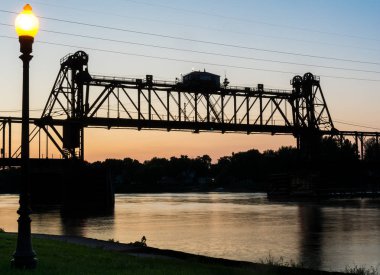 Eski Demiryolu Köprüsü günbatımında. Ottawa, Illinois.