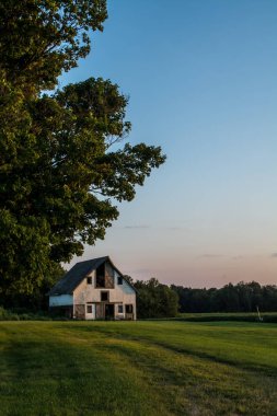 Gün batımında eski dönem ahır. LaSalle İlçesi, Illinois.