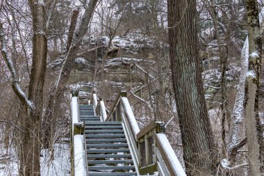 Kar merdiven (geçit) açlıktan Rock state park acı soğuk kış gününde kaplı.