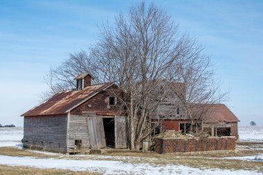 Kışları soğuk ve karlı gün terk edilmiş midwest çiftlikte.
