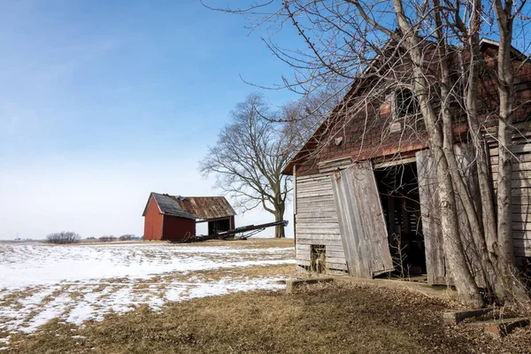 Çiftlik Binaları Terk Edilmiş Bir Soğuk Karlı Kışlar Günde Kırsal — Stok fotoğraf