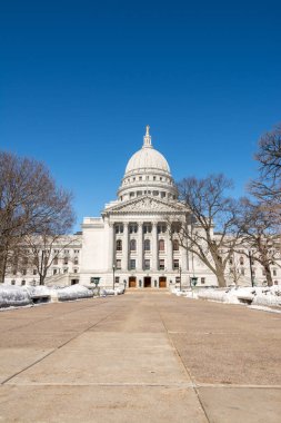 Dış bir soğuk ve karlı kışlar günde bina Wisconsin Eyaleti Meclis Binası.