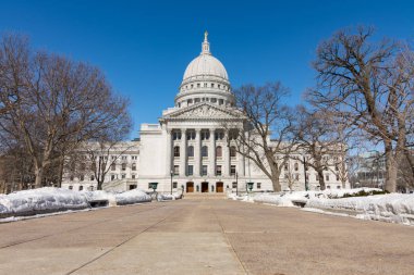 Dış bir soğuk ve karlı kışlar günde bina Wisconsin Eyaleti Meclis Binası.