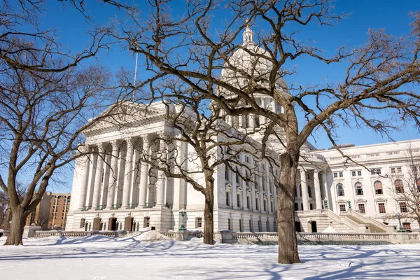 威斯康星州国会大厦的外部在寒冷和多雪的冬天天 — 图库照片