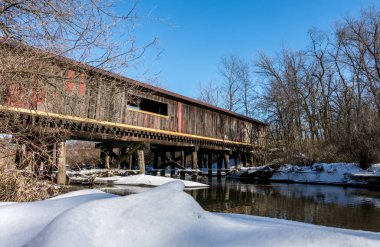 Decatur, Wisconsin, Clarence kapalı köprü mavi gökyüzü ve kar ile bir soğuk kış gününde.