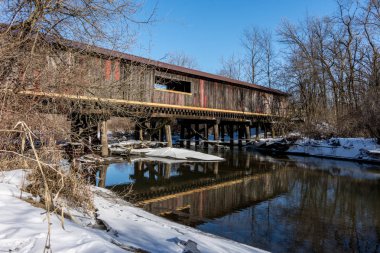 Decatur, Wisconsin, Clarence kapalı köprü mavi gökyüzü ve kar ile bir soğuk kış gününde.