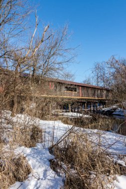 Decatur, Wisconsin, Clarence kapalı köprü mavi gökyüzü ve kar ile bir soğuk kış gününde.