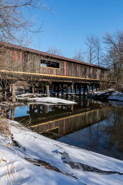 Clarence Overdekt Bruggetje Decatur Wisconsin Een Koude Winterdag Met Blauwe — Stockfoto