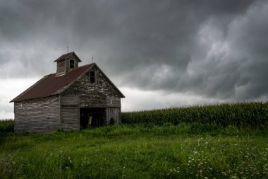 Eski ahırda Kuzey merkezi Illinois bir fırtınalı yazlar günde.