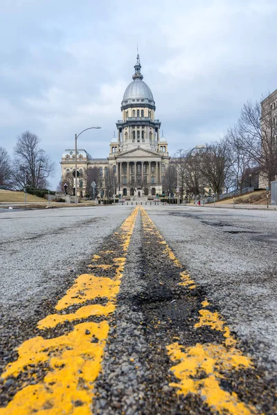 Linhas Amarelas Buracos Estrada Que Conduz Edifício Capitólio Estado Springfield — Fotografia de Stock